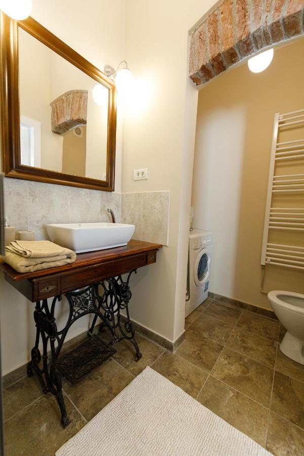 דירות טימישוארה Stylish Flat In The Heart Of Historical Center מראה חיצוני תמונה